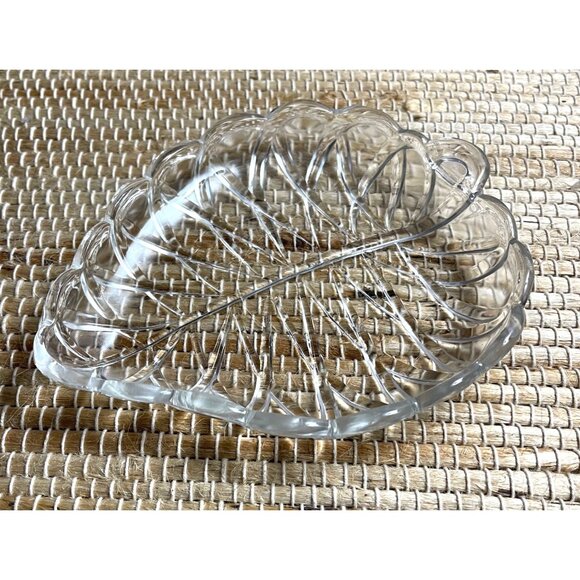 Vintage Indiana Glass Pretzel Pattern Leaf Shaped glass dish 6.75" long - V2932 - Picture 3 of 4